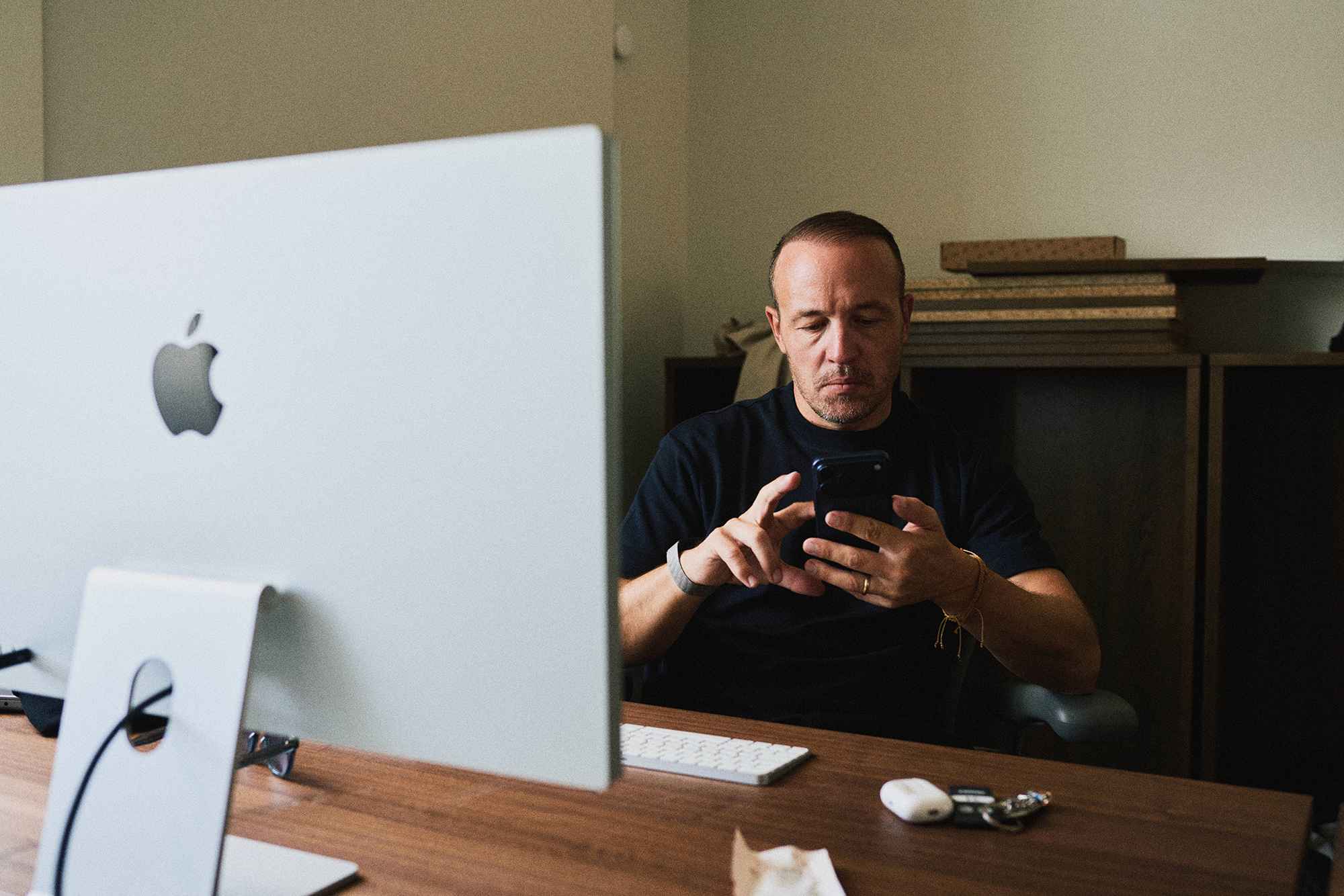 Ken Villum Klausen, medstifter og CEO, med telefonen ved sit skrivebord på Repodos kontor